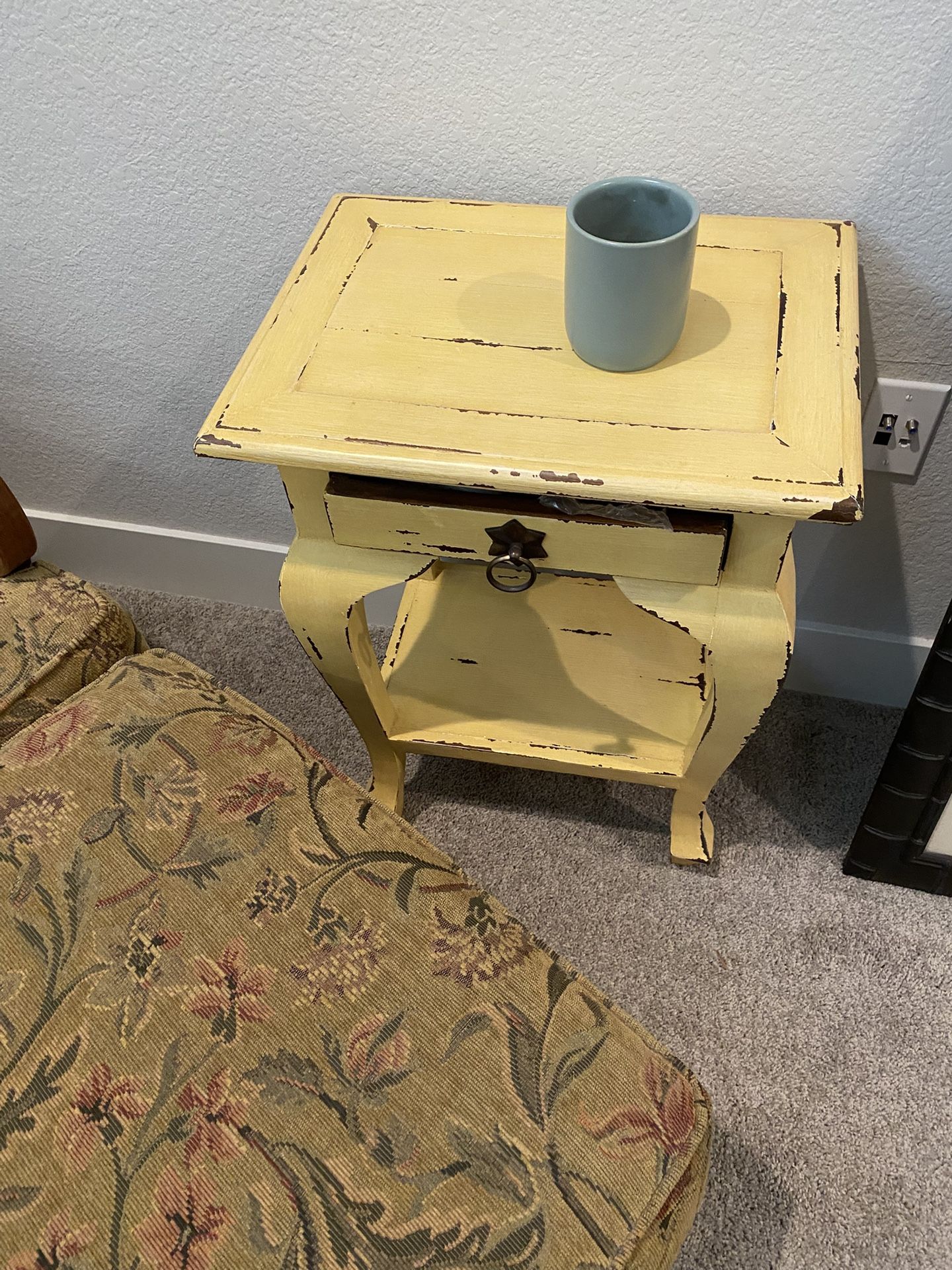 Cute Shabby Chic Side/End Table