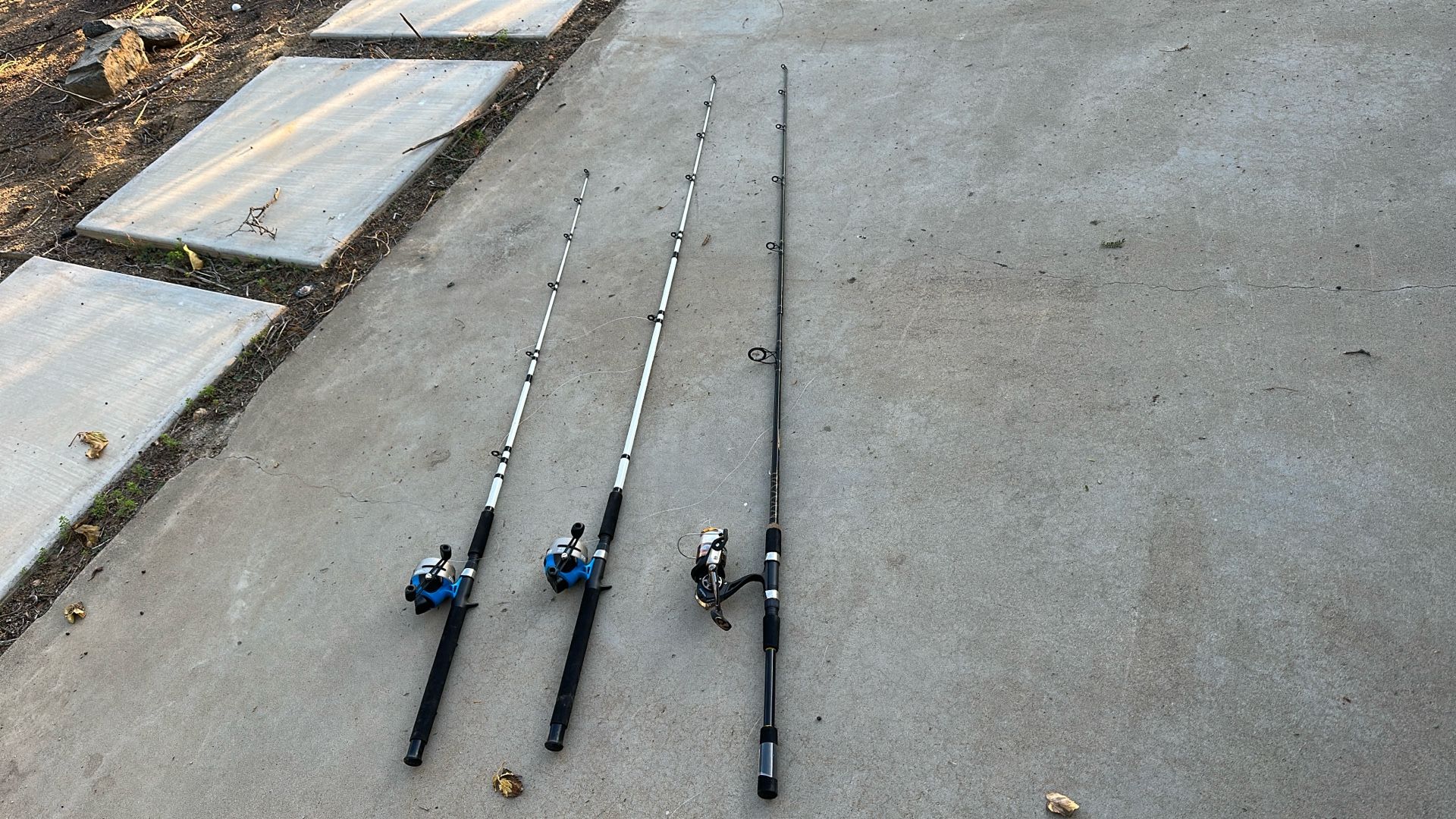 3 FISHING RODS 1 KID FISHING ROD FISHING TACKLE BOX WITH PERKS