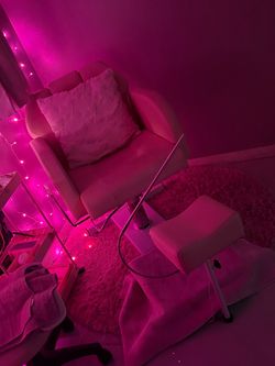 Pedicure chair (pink)