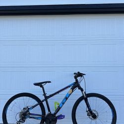 GT Laguna Pro Mountain Bike – Small Frame – 27.5” Wheels Women’s Girls Bicycle