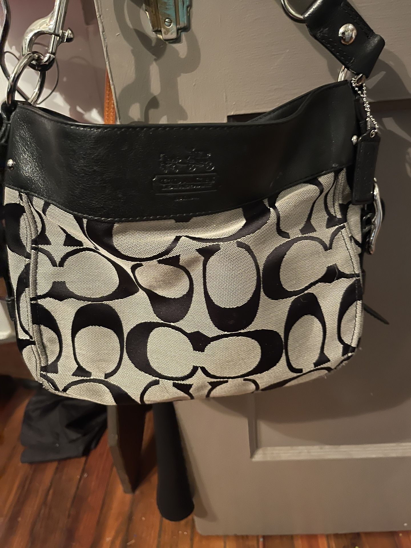 Beautiful  Coach  purse will sell for 25.00