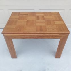 Large Solid Wood Vintage Oak Side End Table / Sofa Coffee Table (29.5”x 20”x 20” H) with Beautiful Parquet Wood Design on Top - Excellent Condition


