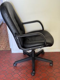 Black office chair