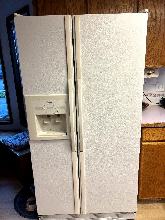 Very Nice Working Condition. Whirlpool Side By Side Refrigerator With Water And Ice At Door