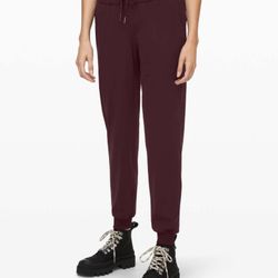 Lululemon On The Fly Jogger Cassis Sz. 4