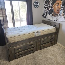 TWIN BED WITH MATTRESS AND DRESSER / AMERICAN FURNITURE