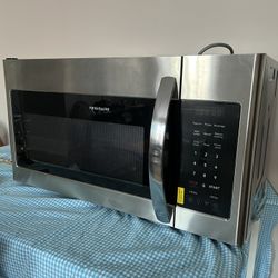 FRIGIDAIRE MICROWAVE ( Brand NEW)