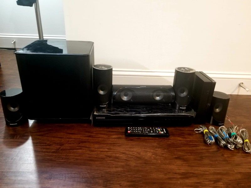 For Sale - Samsung 5 series 1000w 5.1-ch 3D Smart Blu-ray Home theater system black