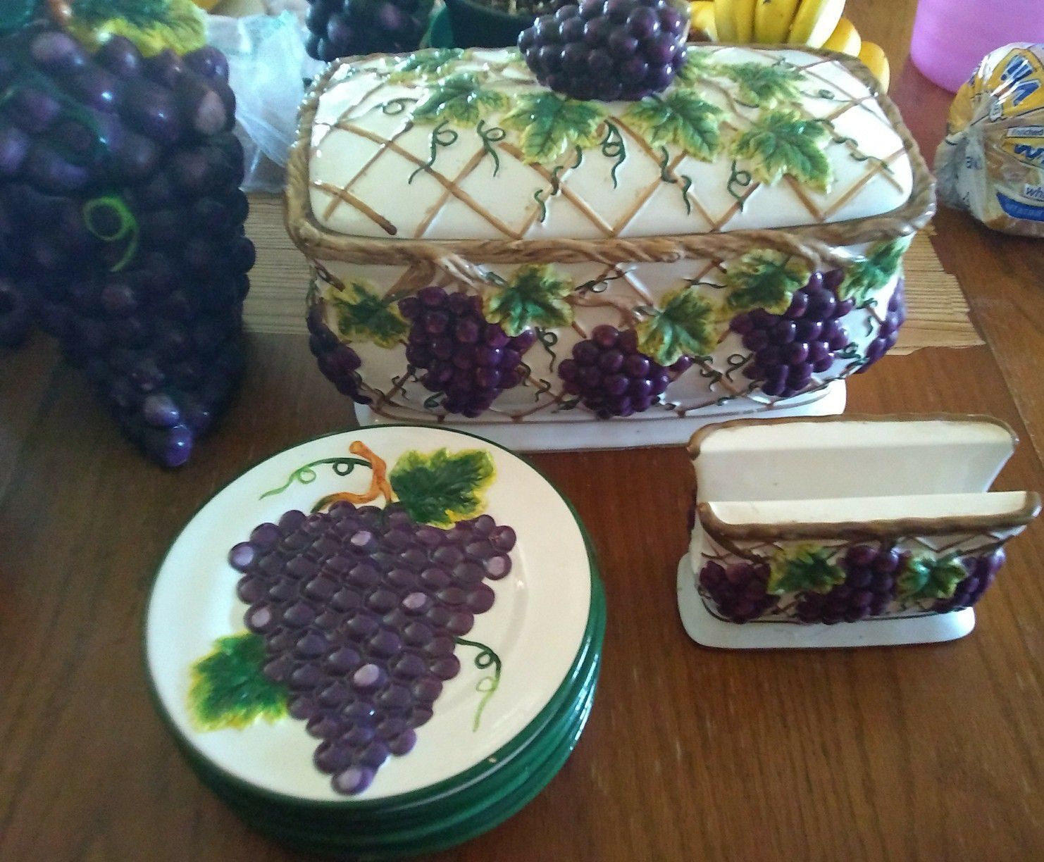Grape storage containers n plates