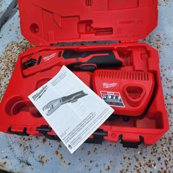 Milwaukee new pipe cutter for cutting copper pipe from 3/8, 1/2, 3/4 to 1" inch for plumbers or electricians  Does not include battery, only charger a