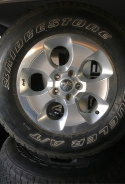 5 rines y llantas como nuevas para jeep $250 rebajadas $200 las 5 tantas con rines como nuevas