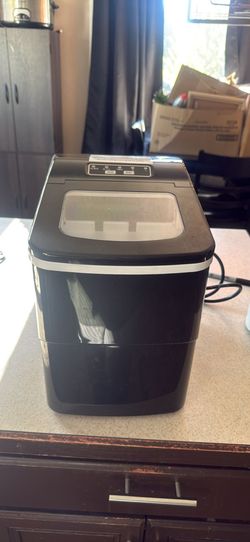 Bullet ice maker