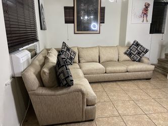 * Like New * American Made Sectional Sofa ( Free Delivery )