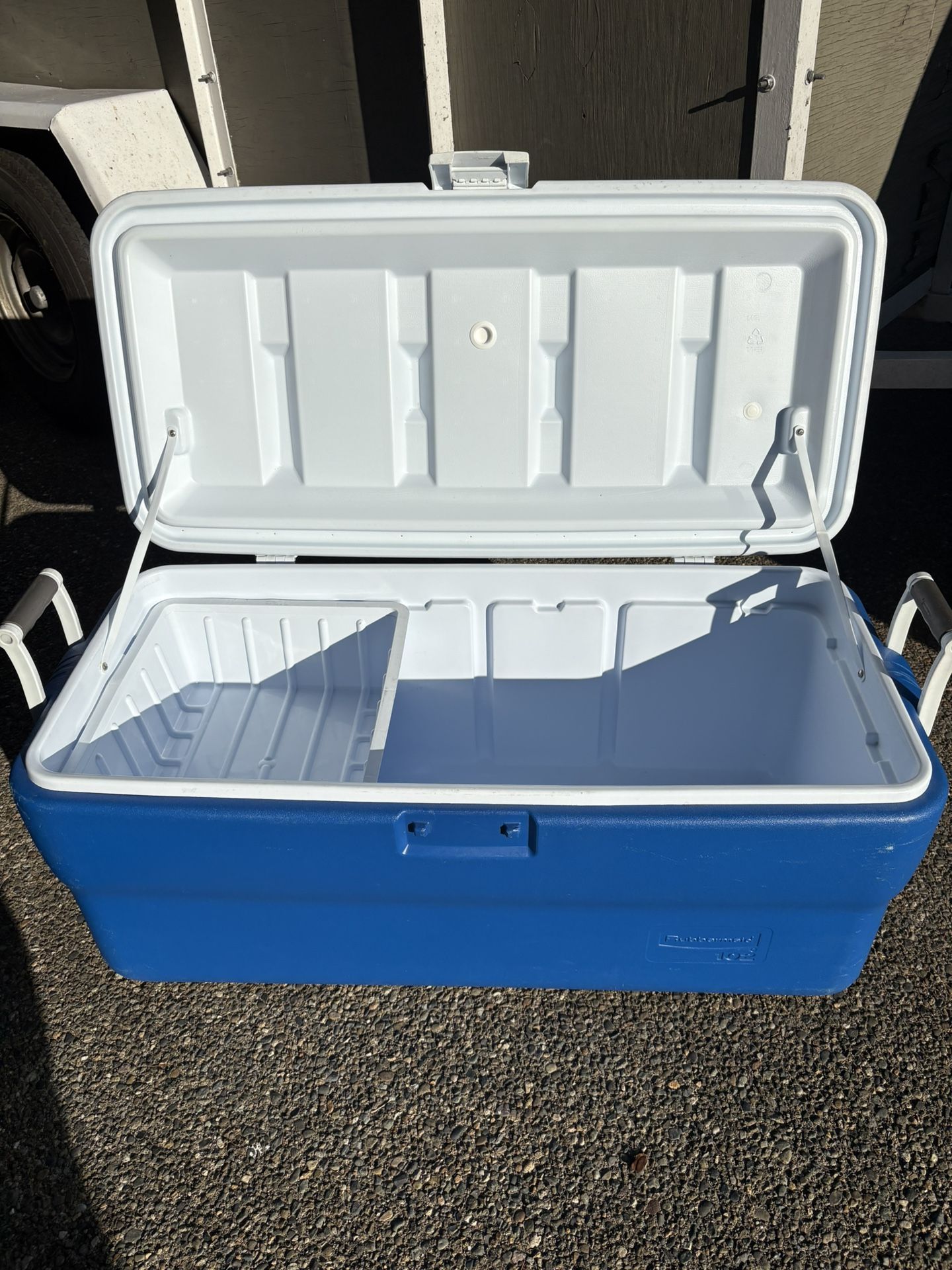 Cooler by Rubbermaid 102 Qt