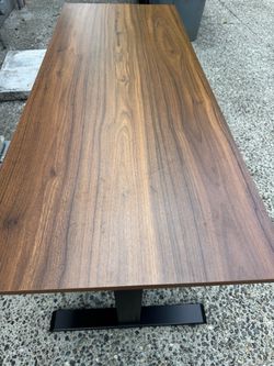 Adjustable standing desk