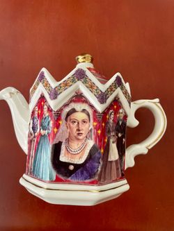 COLLECTORS EDITION:  ￼JAMES SADLER Teapot KINGS & QUEENS- Queen Victoria 1-Bone China