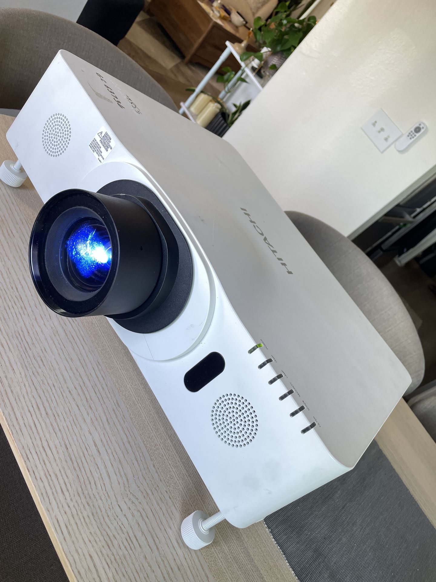 Hitachi 4200 lumens HDMI video projector