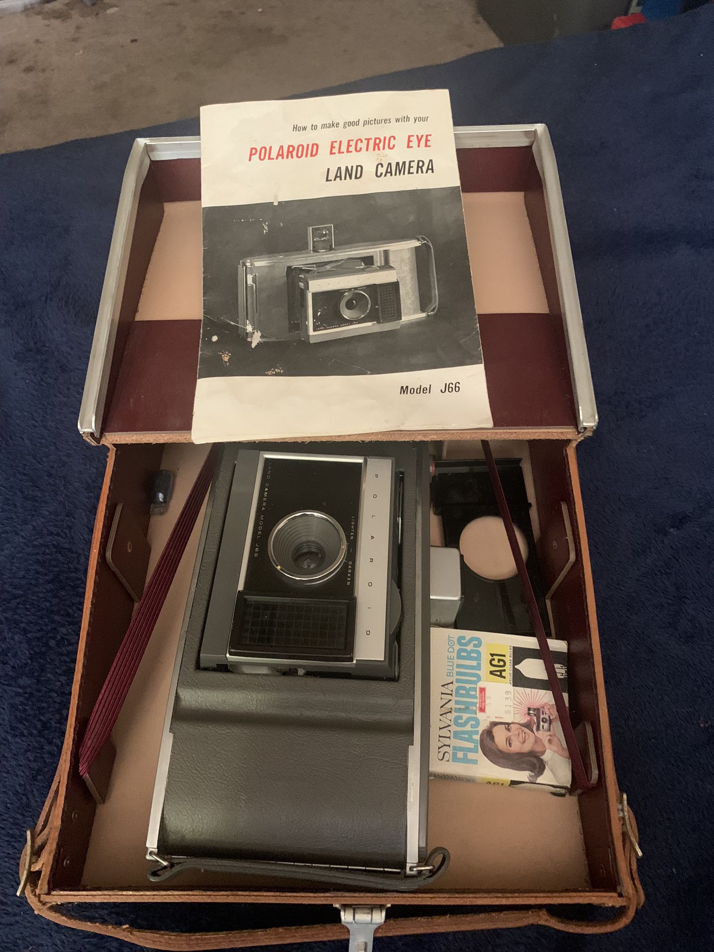 1963 Polaroid Working Camera With Flash Bulbs