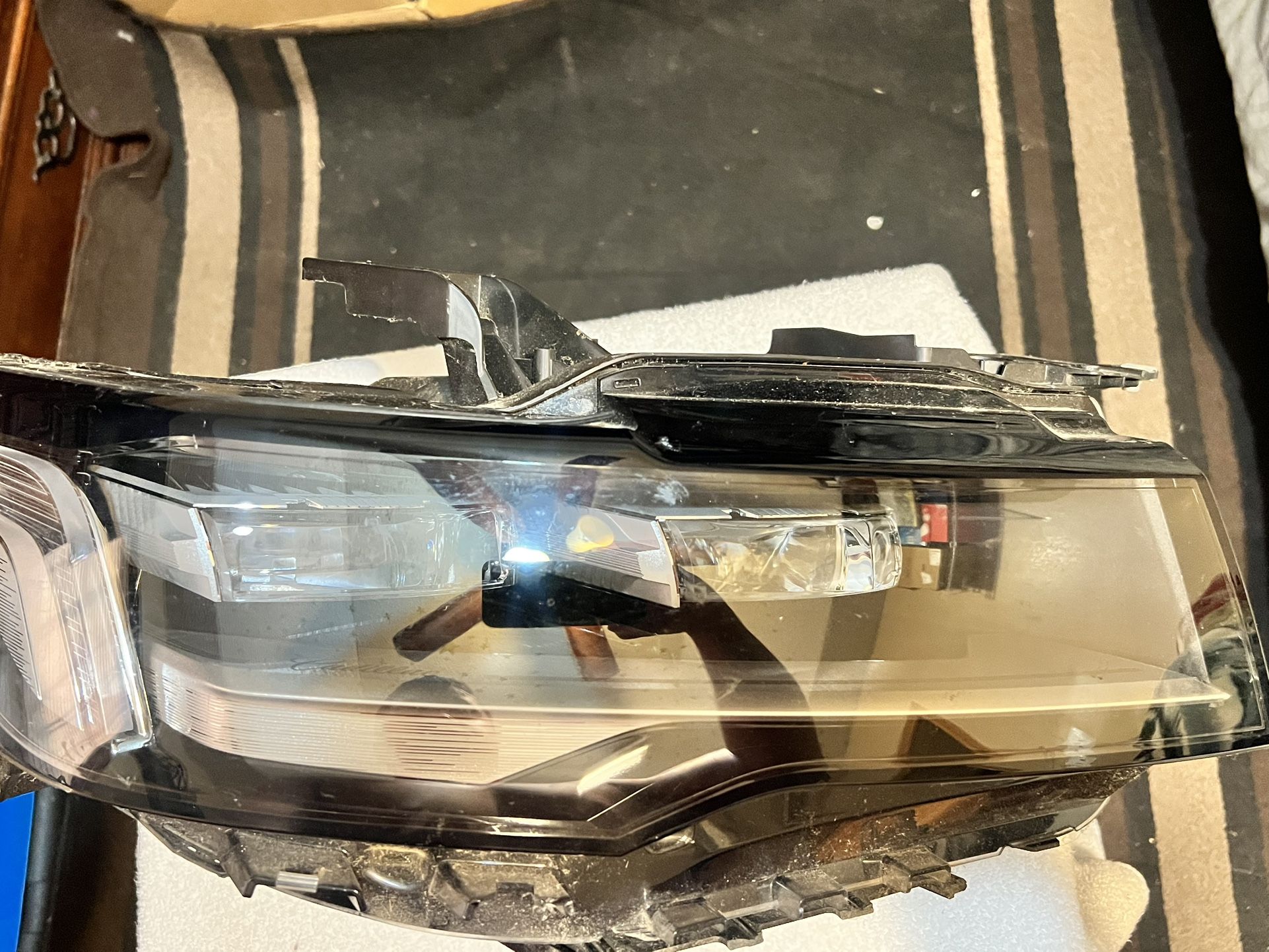 Escalade Headlight Foco LH RH 2021-2023