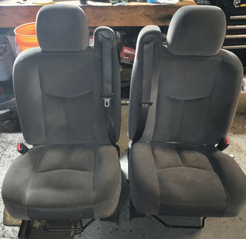 2006 Chevy Silverado Front Seats