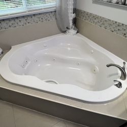 Corner Jacuzzi Tub