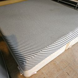Used King Mattress
Gel Memory Foam
And Box Spring.
Good conditions 200 dlls