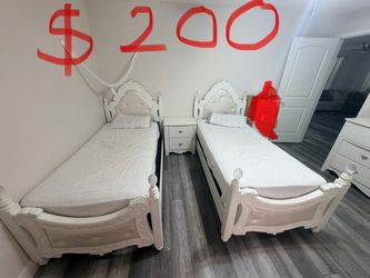 Dos camas con colchón individuales