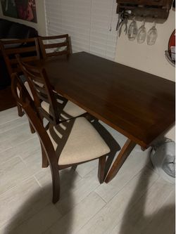 Table with 4 chairs