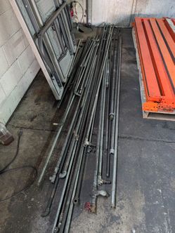 Lot of 3/4 & 1/2 galvanized pipe used for distributing compressed air