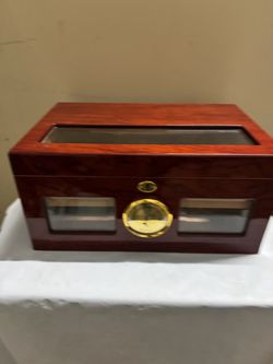 The Valencia Glass Top Cigar Humidor Capacity 120 Color: Cherry
