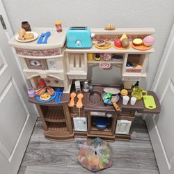 Little Tikes Cook ‘n Clean Kitchen with Food and Accessories 