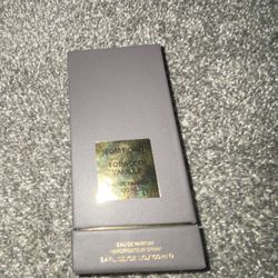 tom ford tabaco vanilla brand new the back is a little bit scraped 100ml unused just been sitting. in my room