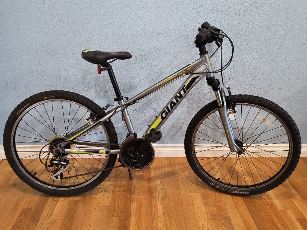 26" Giant XTC Mountain Bike with aluminum frame and Shimano parts