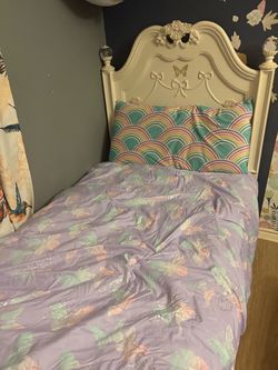 Twin bed with mattress and really good condition