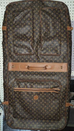 A Must See A Really Nice Quality Brand That Is A Very High Quality Top-notch Brown With Two Letters On It That's All I Can Say It's A Must See