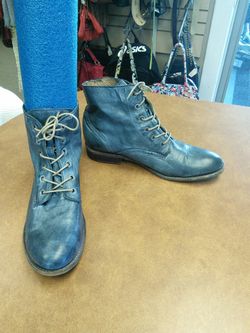 Navy sz 10 boots $20