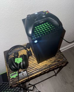 Xbox series x W/ Controller, Headset, Rechargeable Battery