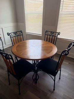 Dining room table, 4 chairs & bakers rack