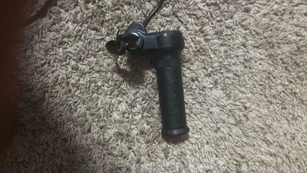 full twist throttle that comes with a key ignition with keys