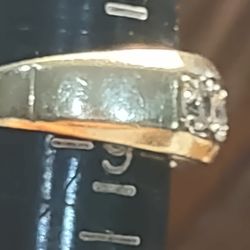 10k yellow 3 Natural Diamonds Round Gorgeous Ring Size 9