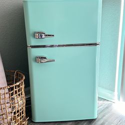 cute mini fridge! 