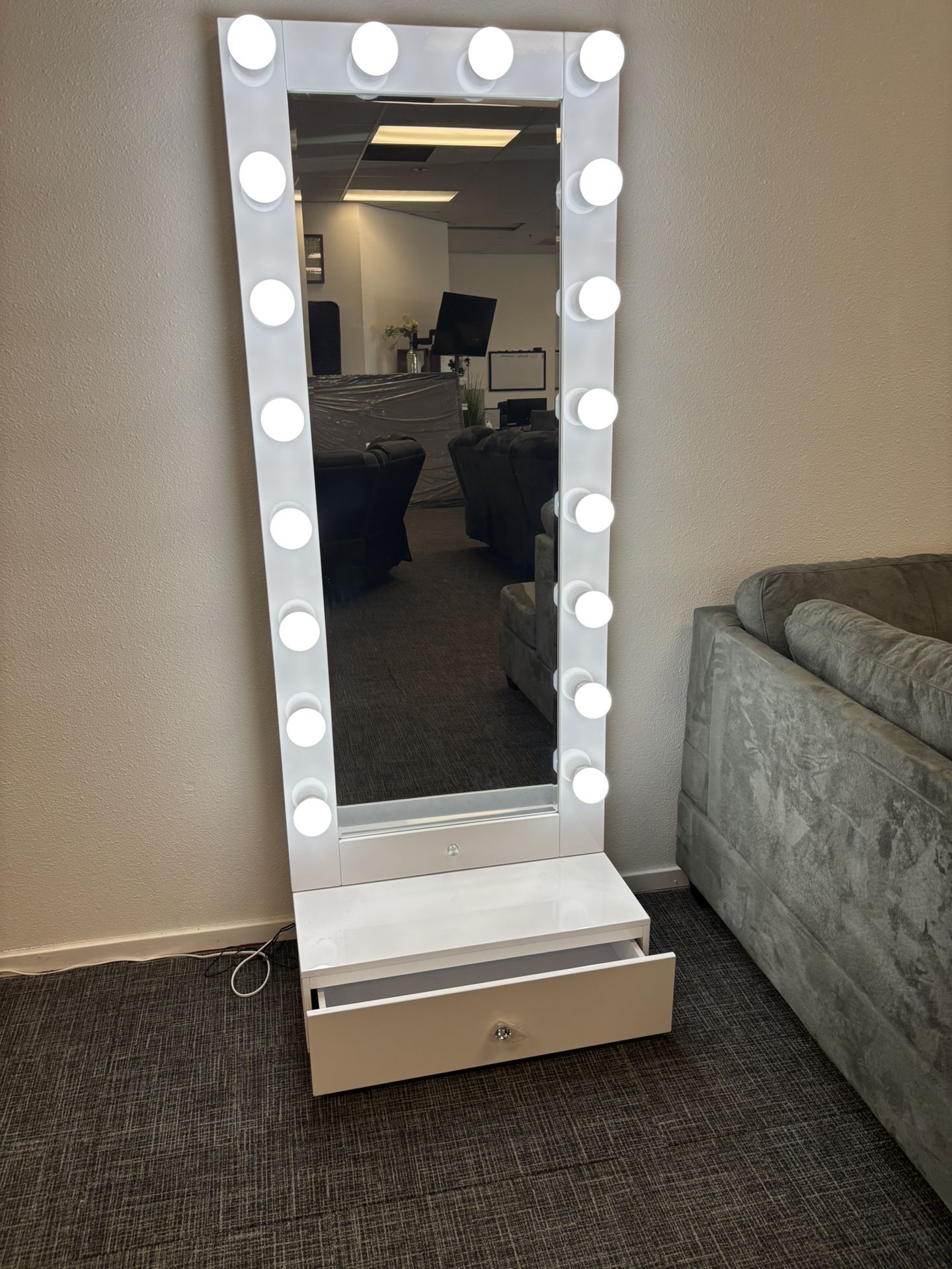 Glam Ready! White Vanity w/ Storage β $349 ππͺ