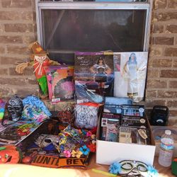 Selling HALLOWEEN COSTUMES AND ITEMS. FROM $1 TO $25