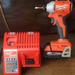 BRAND NEW MILWAUKEE M18 BRUSHLESS IMPACT DRIVER WHICH ONE BATERY 2.0 AND CHARGER. 