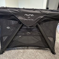 Nuna SENA™ Aire Travel Crib – Pottery Barn Kids Edition (Broken Arrow “Caviar”)