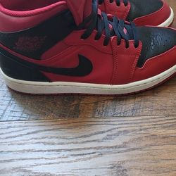 Air Jordan 1 Mid Reverse Bred Mens 9