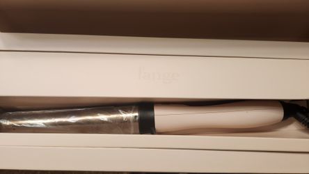 LANGE LE CURL 32MM TITANIUM CURLING WAND. USED TWICE $18