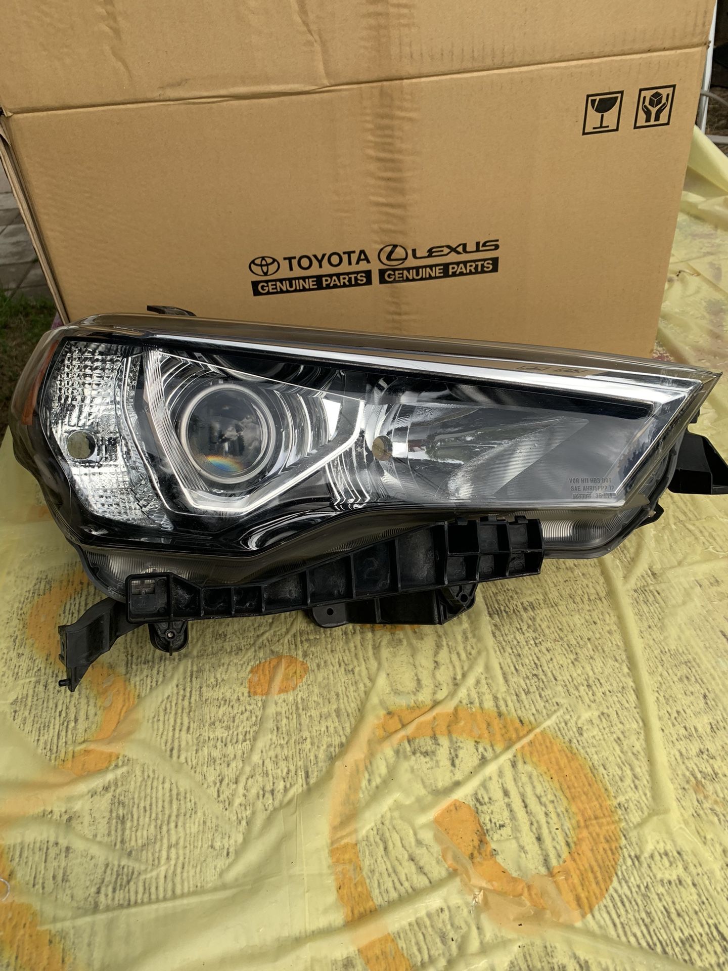 Pasanger Side Headlight. 2016 Toyota 4Runner Limited