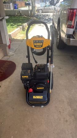 DEWALT 3400 psi 2.5 GPM Gas Cold Water Pressure Washer with OEM Axial Pump