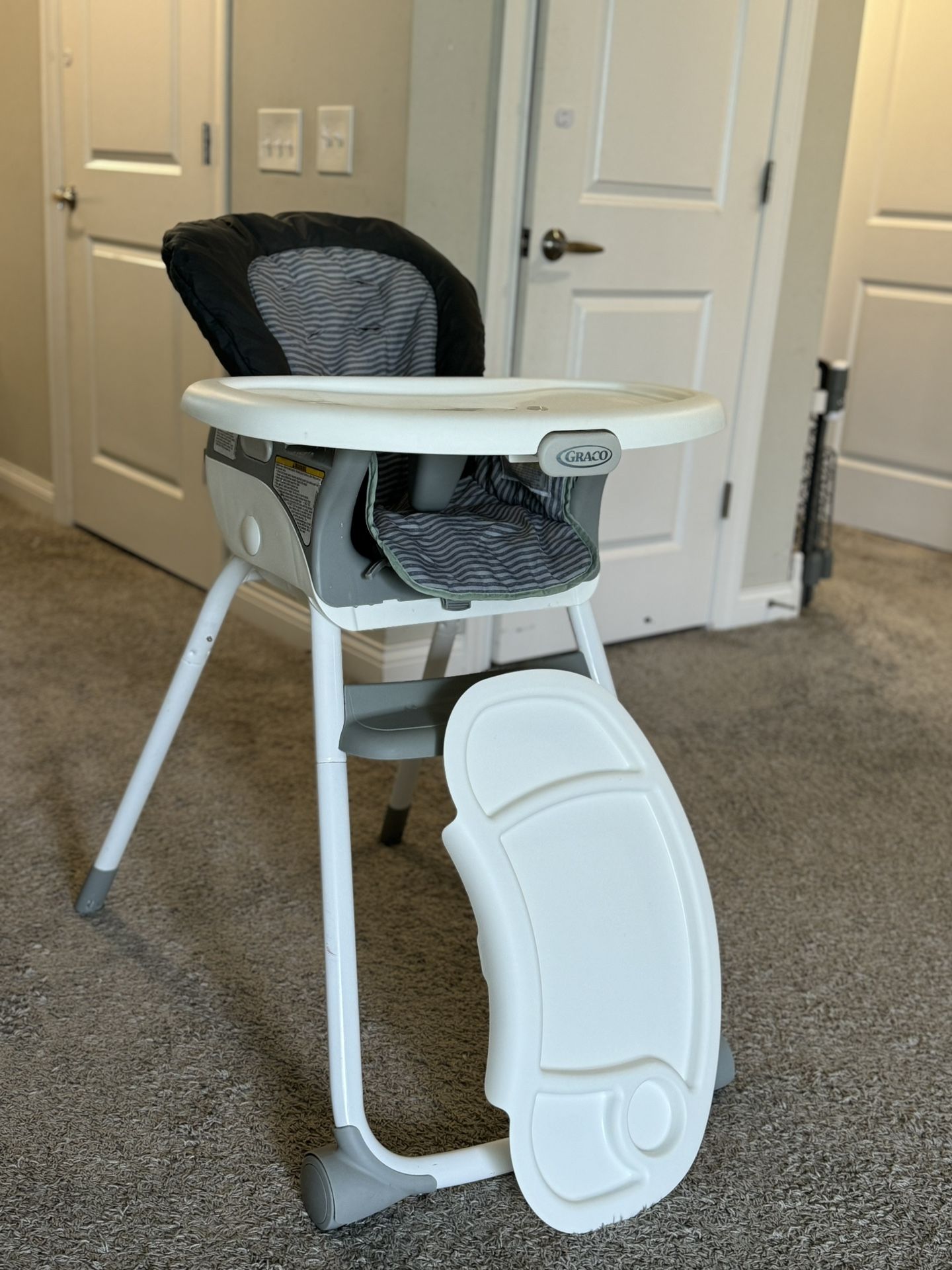 Graco Highchair( Can Be Used In 5 Different Stages Of Growth)